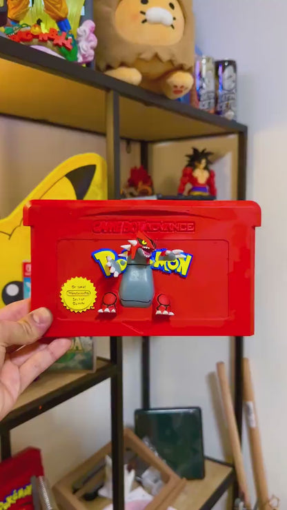 Cartouche 3D Pokémon Rubis Groudon en Relief - Décoration Murale Gameboy Advance Peinte à la Main - Fan Art Original, Idée Cadeau Geek